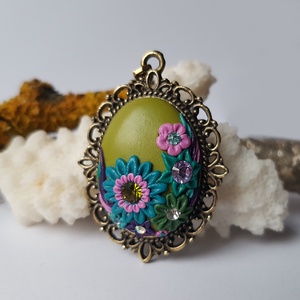 Pandantiv unicat pandantiv broderie handmade verde pandantiv cu flori de primavara cadou martisor ziua femeii martie - bijuterii - coliere - coliere cu pandantive - Artynos.ro
