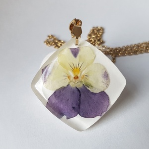 Pandantiv rasina epoxidica Colier unicat handmade Pandantiv flori naturale panseluta cadou ziua femeii martie martisor - Artynos.ro