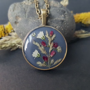 Pandantiv martisor vintage cadou martie ziua femeii pandantiv handmade Pandantiv flori naturale medalion botanic iubita - Artynos.ro