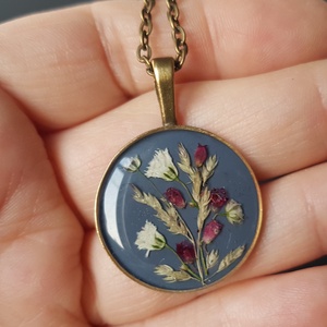 Pandantiv martisor vintage cadou martie ziua femeii pandantiv handmade Pandantiv flori naturale medalion botanic iubita - bijuterii - coliere - pandativ - Artynos.ro