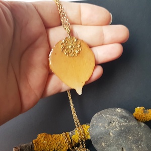 Pandantiv din frunza de mesteacan Pandantiv din rasina Cadou iubitoare natura padure cadou inedit martie martisor toamna - bijuterii - coliere - coliere cu pandantive - Artynos.ro