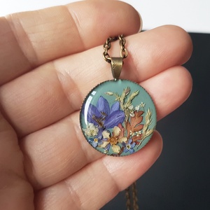 Pandantiv flori vintage cadou martie ziua femeii pandantiv handmade Pandantiv flori naturale medalion botanic iubita - bijuterii - coliere - pandativ - Artynos.ro
