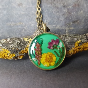 Pandantiv flori vintage cadou martie ziua femeii pandantiv handmade Pandantiv flori naturale medalion botanic iubita - Artynos.ro