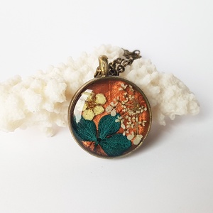 Pandantiv flori vintage cadou martie ziua femeii pandantiv handmade Pandantiv flori naturale medalion botanic iubita - Artynos.ro