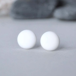 Cercei albi rotunzi din fimo cercei cu surub cercei cu tija cercei lobul urechii cercei unisex minimali cadou iubit, Bijuterii, Cercei, Cercei rotunzi, Confectionarea bijuteriilor, ARTYNOS