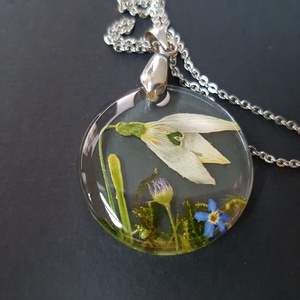 Colier unicat handmade Pandantiv flori naturale ghiocel si albastre medalion botanic cadou Craciun ocazie nunta - Artynos.ro
