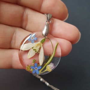 Colier unicat handmade Pandantiv flori naturale ghiocel si albastre medalion botanic cadou Craciun ocazie nunta - bijuterii - coliere - pandativ - Artynos.ro