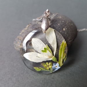 Colier unicat handmade Pandantiv flori naturale ghiocel si albastre medalion botanic cadou Craciun ocazie nunta - Artynos.ro