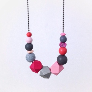 Colier asimetric gri roz, colier contemporan artizanal colier statement colier geometric bijuterie moderna pentru birou - Artynos.ro