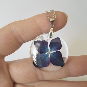 Colier unicat handmade Pandantiv hortensie pandantiv floare naturala medalion botanic cadou iubitoare flori sotie iubita - bijuterii - coliere - pandativ - Artynos.ro