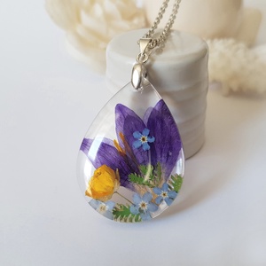 Pandantiv rasina Colier handmade violet Pandantiv lacrima buchet Pandantiv flori naturale cadou mama pandantiv brandusa, Bijuterii, Coliere, Pandativ, Confectionarea bijuteriilor, Aranjament de flori, ARTYNOS