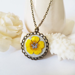 Colier camee handmade Pandantiv vintage din rasina flori naturale floare galbena colier flori presat cadou femeie iubita, Bijuterii, Coliere, Coliere cameo, Aranjament de flori, Confectionarea bijuteriilor, ARTYNOS