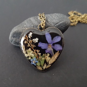 Pandantiv rasina Colier handmade violet Pandantiv lacrima buchet Pandantiv flori naturale cadou mama pandantiv brandusa, Bijuterii, Coliere, Pandativ, Confectionarea bijuteriilor, Aranjament de flori, ARTYNOS