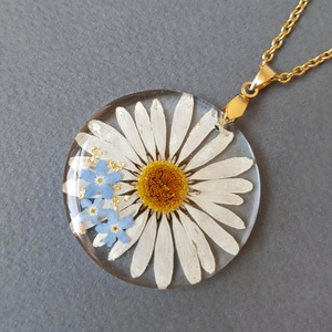 Pandantiv din rasina cu margareta naturala pandantiv cu flori naturale pandantiv flori de nu ma uita ziua mamei martisor - Artynos.ro