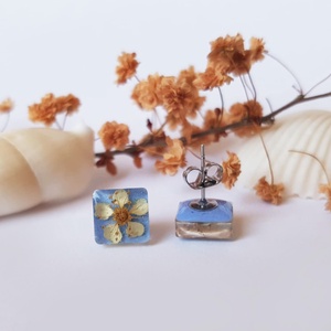 Cercei cu surub cu flori albe naturale cercei cu tija patrati cercei din rasina cercei moderni cercei cu flori - bijuterii - cercei - cercei și ornamente pentru urechi - Artynos.ro