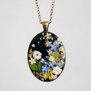 Cadou bunica Pandantiv unicat Pandantiv rasina flori naturale buchet flori colier flori albe albastre cadou femei fiica  - bijuterii - coliere - pandative - Artynos.ro
