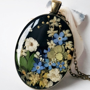 Cadou bunica Pandantiv unicat Pandantiv rasina flori naturale buchet flori colier flori albe albastre cadou femei fiica  - bijuterii - coliere - pandative - Artynos.ro