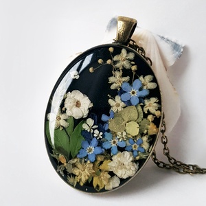 Cadou bunica Pandantiv unicat Pandantiv rasina flori naturale buchet flori colier flori albe albastre cadou femei fiica  - Artynos.ro
