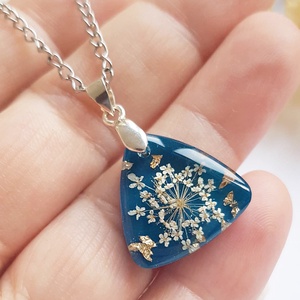 Colier unicat handmade pandantiv floare naturala medalion botanic cadou craciun santa iubitoare flori sotie iubita mama - bijuterii - coliere - pandative - Artynos.ro