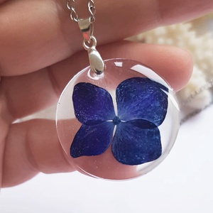 Colier unicat handmade Pandantiv hortensie pandantiv floare naturala medalion botanic cadou iubitoare flori sotie iubita - bijuterii - coliere - pandative - Artynos.ro
