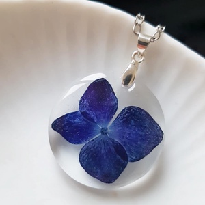 Colier unicat handmade Pandantiv hortensie pandantiv floare naturala medalion botanic cadou iubitoare flori sotie iubita - Artynos.ro