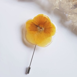 Brosa din floare panseluta brosa galbena rasina Cadou iubitoare natura padure cadou inedit toamna secret santa craciun - bijuterii - broșe - Artynos.ro