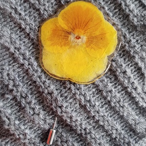 Brosa din floare panseluta brosa galbena rasina Cadou iubitoare natura padure cadou inedit toamna secret santa craciun - bijuterii - broșe - Artynos.ro