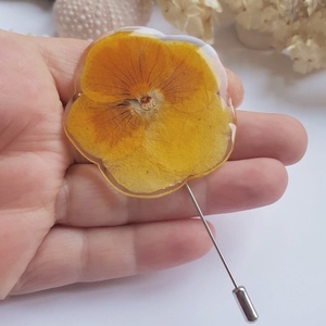 Brosa din floare panseluta brosa galbena rasina Cadou iubitoare natura padure cadou inedit toamna secret santa craciun - Artynos.ro