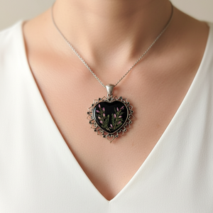 Colier cu flori Pandantiv inima rasina pandantiv cadou craciun medalion flori roze bijuterie cadou Craciun Secret Santa - bijuterii - coliere - pandative - Artynos.ro Colier cu flori Pandantiv inima rasina pandantiv cadou craciun medalion flori roze bijuterie cadou Craciun Secret Santa - bijuterii - coliere - pandative - Artynos.ro