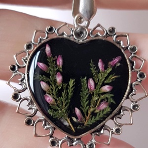 Colier cu flori Pandantiv inima rasina pandantiv cadou craciun medalion flori roze bijuterie cadou Craciun Secret Santa - bijuterii - coliere - pandative - Artynos.ro Colier cu flori Pandantiv inima rasina pandantiv cadou craciun medalion flori roze bijuterie cadou Craciun Secret Santa - bijuterii - coliere - pandative - Artynos.ro