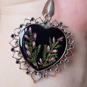 Colier cu flori Pandantiv inima rasina pandantiv cadou craciun medalion flori roze bijuterie cadou Craciun Secret Santa - bijuterii - coliere - pandative - Artynos.ro Colier cu flori Pandantiv inima rasina pandantiv cadou craciun medalion flori roze bijuterie cadou Craciun Secret Santa - bijuterii - coliere - pandative - Artynos.ro