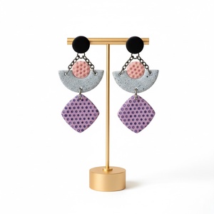 Cercei lungi roz cercei moderni gri si roz cercei geometrici cercei atarnatori tija bijuterie contemporana cadou Craciun - bijuterii - cercei - cercei lungi - Artynos.ro Cercei lungi roz cercei moderni gri si roz cercei geometrici cercei atarnatori tija bijuterie contemporana cadou Craciun - bijuterii - cercei - cercei lungi - Artynos.ro