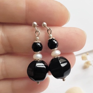 Cercei din margele de onix cercei perle naturale albe cercei atarnatori, cercei din argint 925, cercei cristale naturale - bijuterii - cercei - cercei din pietre semiprețioase - Artynos.ro