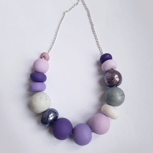 Cadou Craciun Colier modern violet, colier contemporan mov alb colier statement colier geometric minimalist arhitectural - bijuterii - coliere - coliere din mărgele - Artynos.ro
