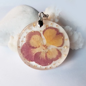 Pandantiv rasina epoxidica Colier unicat handmade Pandantiv flori naturale panseluta cadou ziua femeii martie martisor - bijuterii - coliere - pandative - Artynos.ro