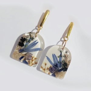 Cercei cu flori albastre naturale cercei din rasina cercei moderni cercei cu flori de albastrele cercei hippie , Bijuterii, Cercei, Cercei din rasina, Confectionarea bijuteriilor, ARTYNOS