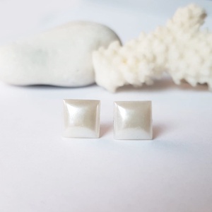 Cercei albi cercei perlati cercei cu tija cercei lobul urechii cercei minimali cercei geometrici patrati cadou craciun - Artynos.ro