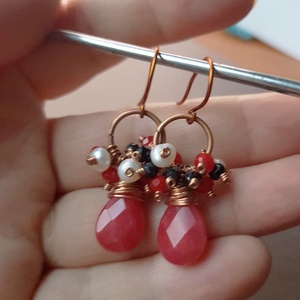 Cercei jad rosu cercei perle albe cercei vintage casual cercei artizanali handmade cadou martisor colega mama martie - bijuterii - cercei - cercei din pietre semiprețioase - Artynos.ro