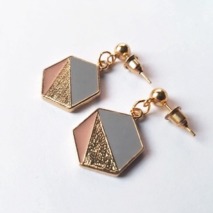 Cercei moderni geometrici cercei aurii hexagonali, cercei drop cercei atarnatori cu tija, bijuterie contemporana cadou , Bijuterii, Cercei, Cercei din rasina, Confectionarea bijuteriilor, ARTYNOS