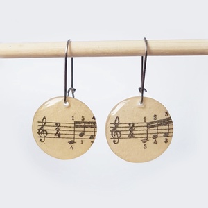 Cercei note muzicale, cercei partitura vintage, cadou iubitoare muzica, bijuterii muzica, cercei pianista cercei ovali - Artynos.ro