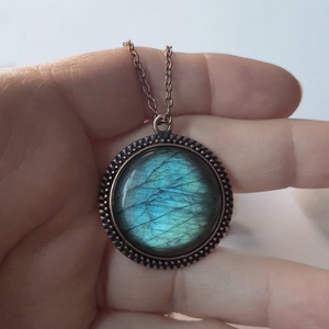 Pandantiv din labradorit colier labradorit rotund pandantiv piatra semipretioasa pandantiv cristal natural cadou iubita - bijuterii - coliere - coliere din pietre semiprețioase - Artynos.ro