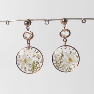 Cercei lacrima cu flori violete naturale cercei din rasina cercei moderni cercei cu flori de nu-ma-uita cercei hippie , Bijuterii, Cercei, Cercei din rasina, Aranjament de flori, Confectionarea bijuteriilor, ARTYNOS