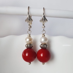Cercei eleganti Cercei coral rosu cercei perle albe cercei argintii filigran cercei atarnatori ocazie nunta stil rafinat, Bijuterii, Cercei, Cercei din pietre semipretioase, Confectionarea bijuteriilor, ARTYNOS