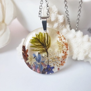Colier flori handmade Pandantiv unicat din rasina flori naturale buchet flori colier flori presat cadou femeie iubita, Bijuterii, Coliere, Pandative, Aranjament de flori, Confectionarea bijuteriilor, ARTYNOS