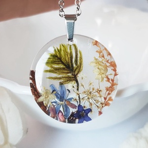 Colier flori handmade Pandantiv unicat din rasina flori naturale buchet flori colier flori presat cadou femeie iubita - bijuterii - coliere - pandative - Artynos.ro