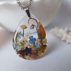 Cadou martisor ziua femeii martie Colier flori handmade Pandantiv unicat din rasina flori naturale buchet femeie iubita - bijuterii - coliere - pandative - Artynos.ro