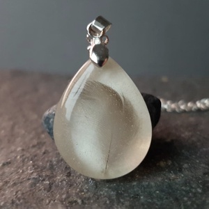 Pandantiv pana Pandantiv lacrima alba Pandantiv unicat rasina Pandantiv pasare cadou ziua mamei femeii martisor Martie  - bijuterii - coliere - pandative - Artynos.ro