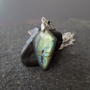 Pandantiv labradorit natural colier piatra semipretioasa pandantiv piatra naturala oval bijuterie cuart cadou barbat - bijuterii - coliere - coliere din pietre semiprețioase - Artynos.ro