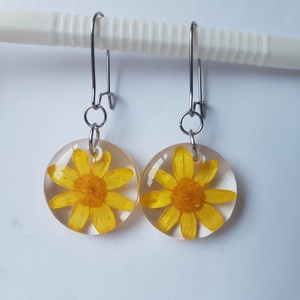 Cercei lungi cu flori galbene naturale cercei din rasina cercei moderni cercei cu albastrele cercei hippie  - bijuterii - cercei - cercei din rășină - Artynos.ro