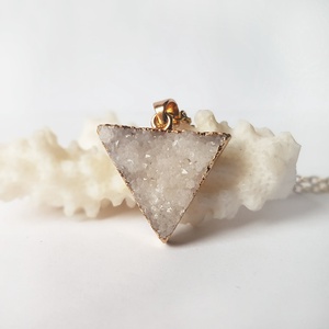 Pandantiv triunghi piatra semipretioasa pandantiv piatra naturala colier alb pandantiv agata druzi bijuterie geometrica, Bijuterii, Coliere, Pandative, Confectionarea bijuteriilor, ARTYNOS